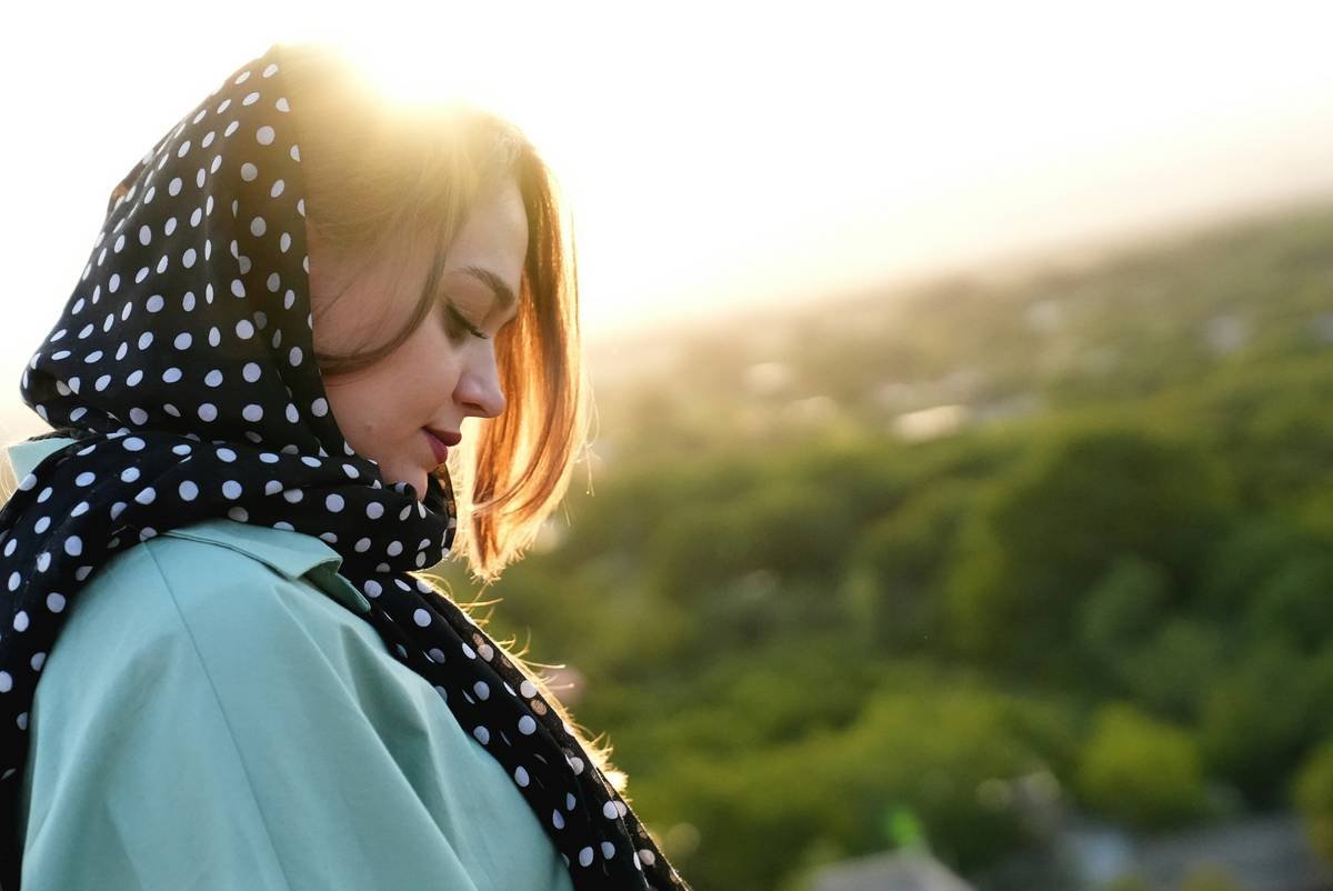 Infographic comparing silk vs cotton vs polyester hair scarves for casual wear, showing frizz levels, comfort, and hold duration