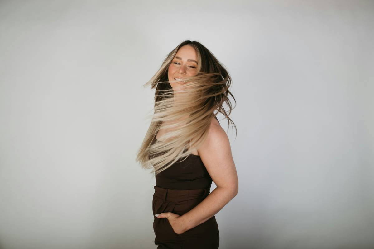 Infographic showing 5 hair problems solved by scarves: greasy roots, flat hair, frizz, split ends, and unruly curls