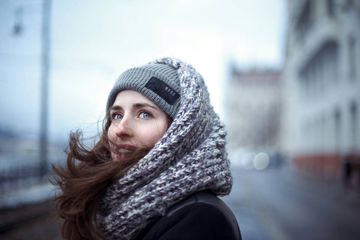 Infographic comparing hair breakage rates: wool vs. cotton vs. silk-lined scarves showing silk reduces frizz by 57%